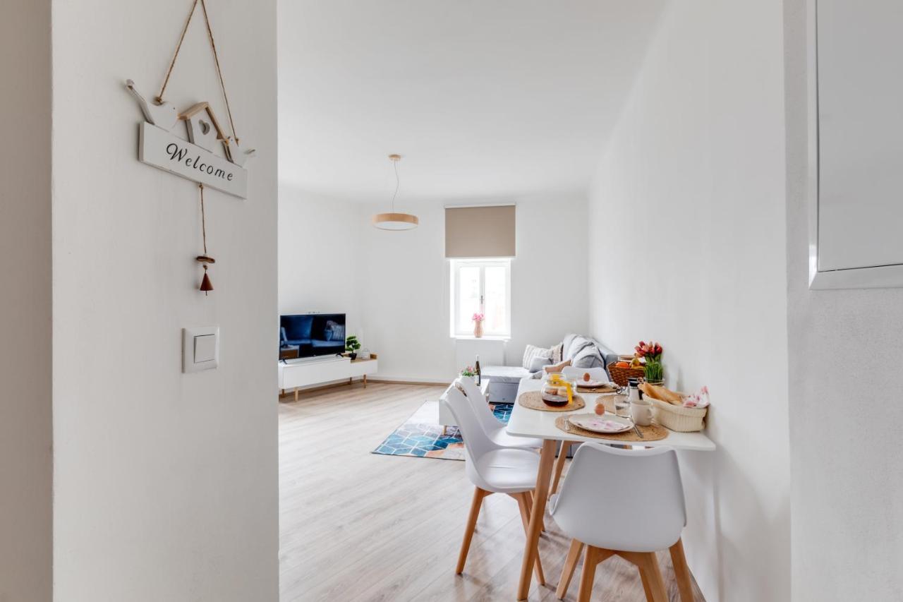 Modern, Bright And Spacious Apartment Praga Exterior foto